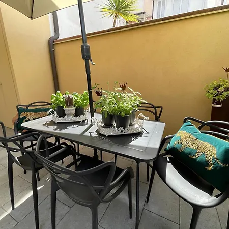 Design Close Beach Garden & Private Parking *